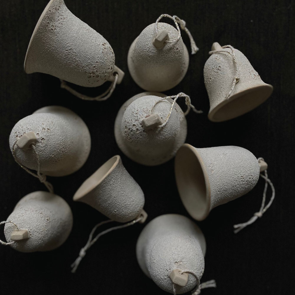 De kerstklok van AtelierNVMBR is een handgemaakt ornament dat eenvoud en stijl samenbrengt. Minimalistisch, karaktervol en perfect voor wie zoekt naar een unieke, ingetogen kerstsfeer.