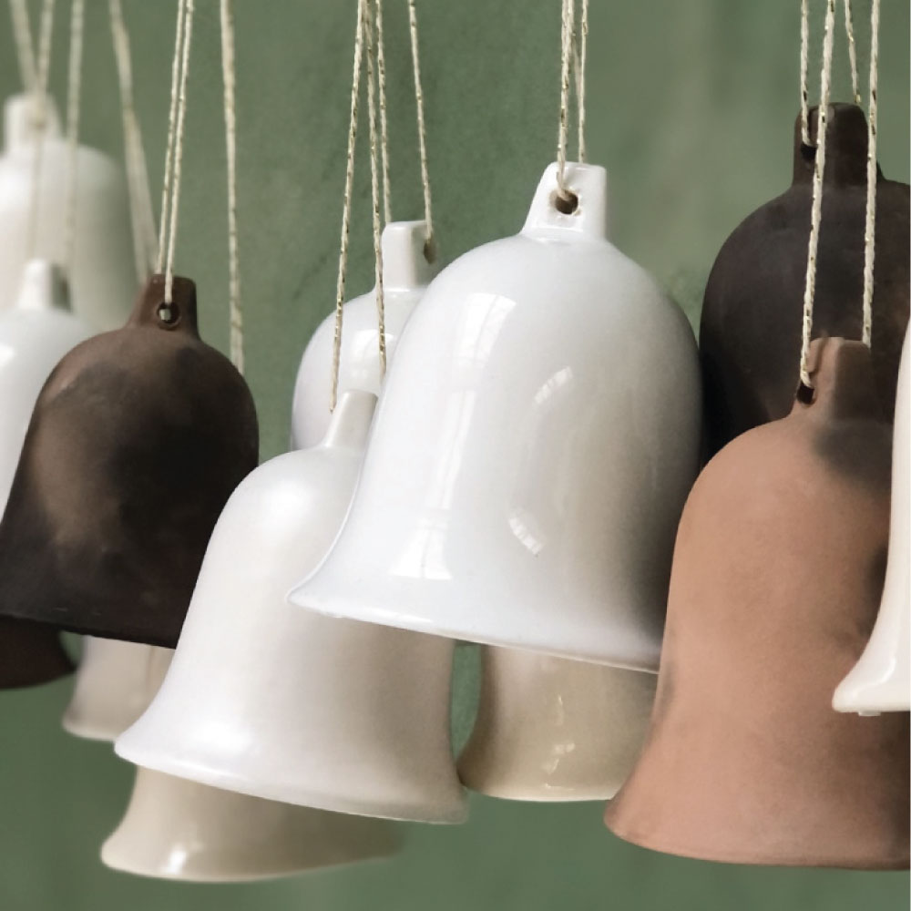 kerstdecoratie keramiek Atelier NVMBR biedt kerstdecoratie keramiek in de vorm van handgemaakte ornamenten en accessoires met subtiele glans en verfijnde details. Ideaal om elk jaar opnieuw een stijlvolle en warme kerstsfeer te creëren.